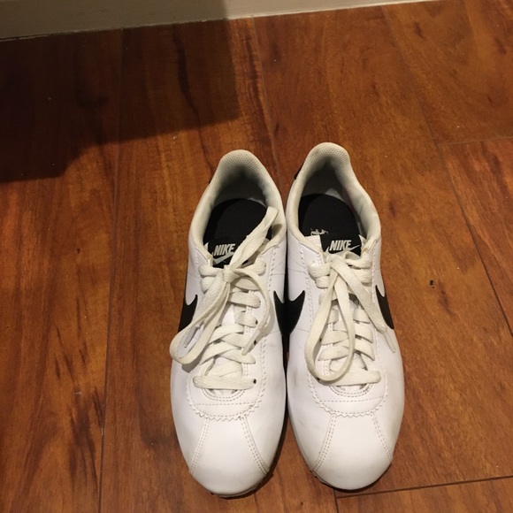 White and black nike Cortez’s - Picture 1 of 5